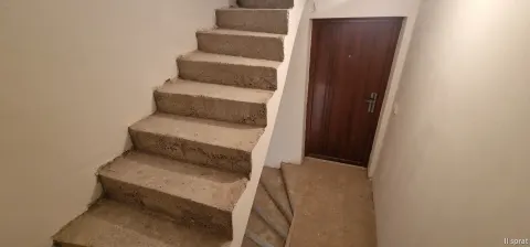 Kuća sa tri zasebna stana i poslovnim prostorom