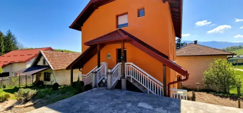 Izuzetna prilika u Tarčinu -  Veliko imanje sa više objekata!