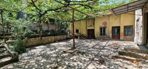 Prestižna lokacija u srcu grada - zemljište sa objektima i garažom