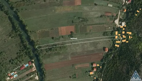 10.000m2 uz rijeku Bunicu sa uknjiženim kućama