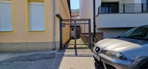 Prestižna lokacija u srcu grada - zemljište sa objektima i garažom