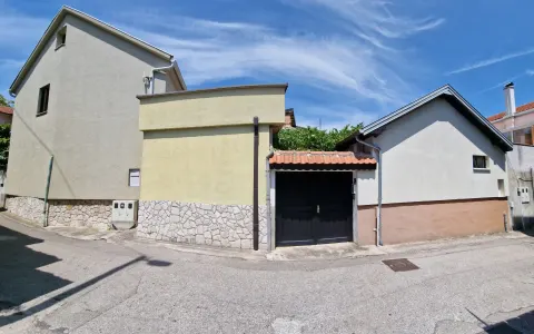 Dva stambena objekta u blizini Starog mosta