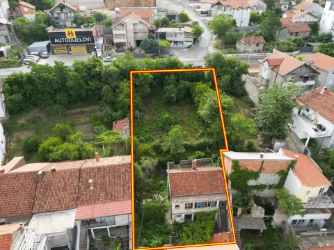 Parcela od 832m2 sa uknjiženom devastiranom kućom uz M17 - Brankovac