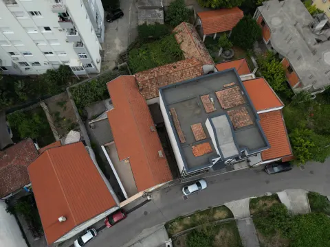 Prestižna lokacija u srcu grada - zemljište sa objektima i garažom