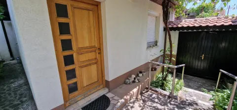 Dva stambena objekta u blizini Starog mosta