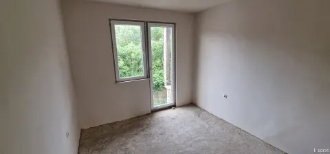 Kuća sa tri zasebna stana i poslovnim prostorom