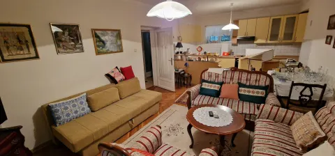 Dva stambena objekta u blizini Starog mosta