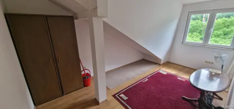 Kuća sa tri zasebna stana i poslovnim prostorom