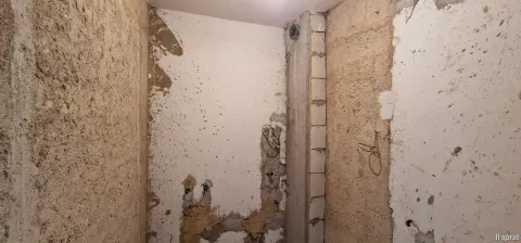 Kuća sa tri zasebna stana i poslovnim prostorom