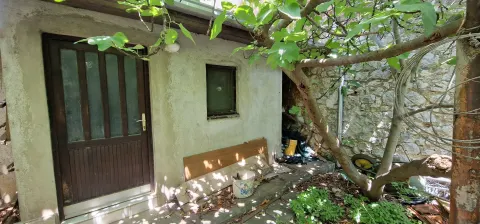 Dva stambena objekta u blizini Starog mosta