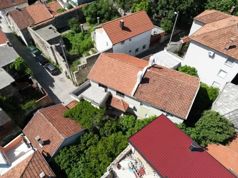 Dva stambena objekta u blizini Starog mosta