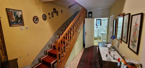 Dva stambena objekta u blizini Starog mosta