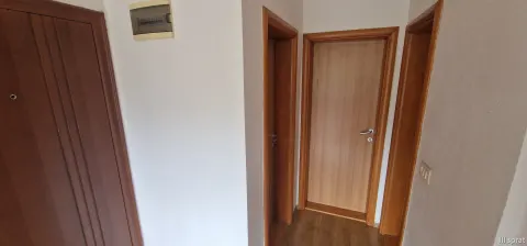 Kuća sa tri zasebna stana i poslovnim prostorom