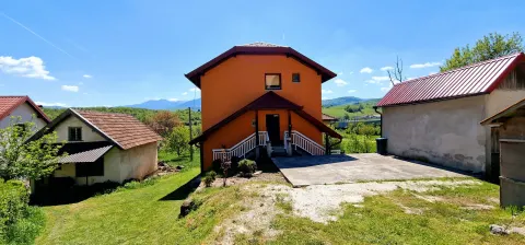 Izuzetna prilika u Tarčinu -  Veliko imanje sa više objekata!