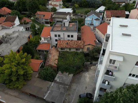 Prestižna lokacija u srcu grada - zemljište sa objektima i garažom
