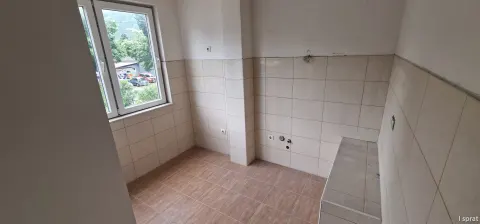 Kuća sa tri zasebna stana i poslovnim prostorom