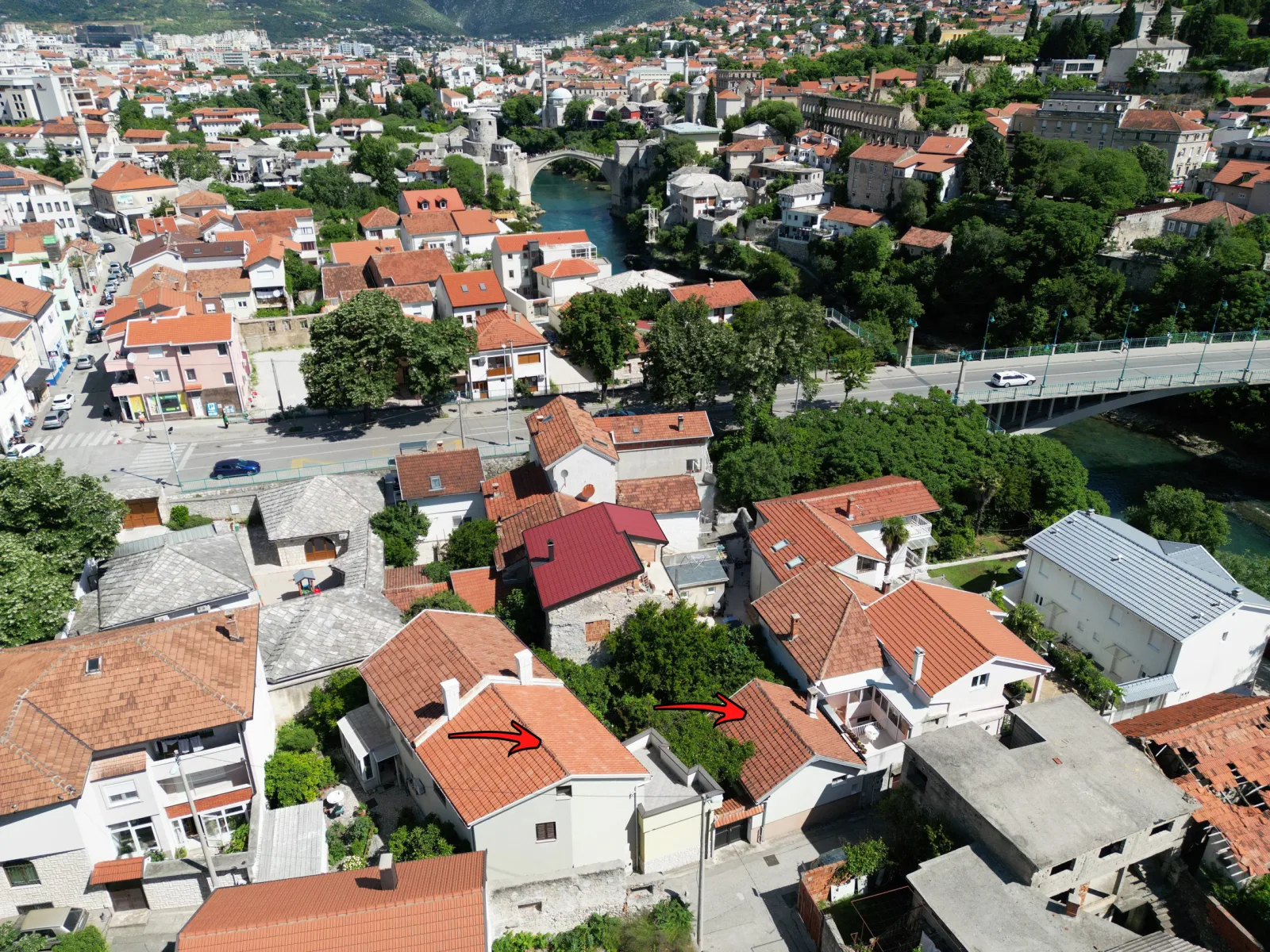 Dva stambena objekta u blizini Starog mosta