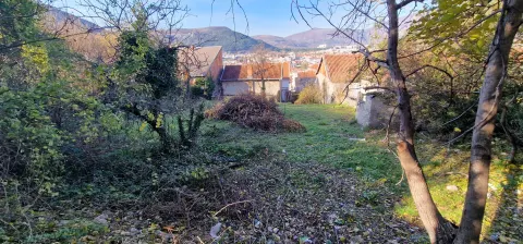 Parcela od 832m2 sa uknjiženom devastiranom kućom uz M17 - Brankovac