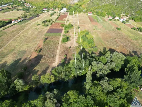 10.000m2 uz rijeku Bunicu sa uknjiženim kućama