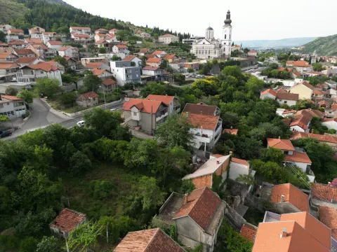 Parcela od 832m2 sa uknjiženom devastiranom kućom uz M17 - Brankovac