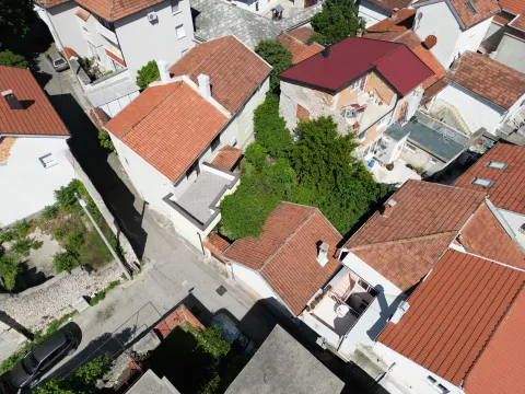 Dva stambena objekta u blizini Starog mosta
