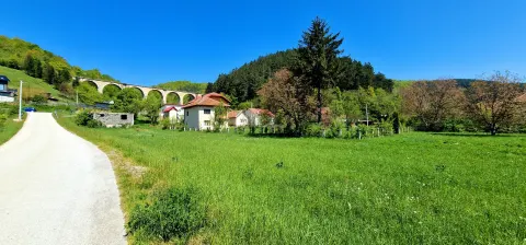 Izuzetna prilika u Tarčinu -  Veliko imanje sa više objekata!