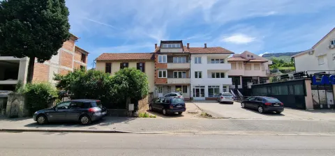 Kuća sa tri zasebna stana i poslovnim prostorom