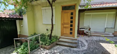 Dva stambena objekta u blizini Starog mosta