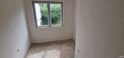 Kuća sa tri zasebna stana i poslovnim prostorom