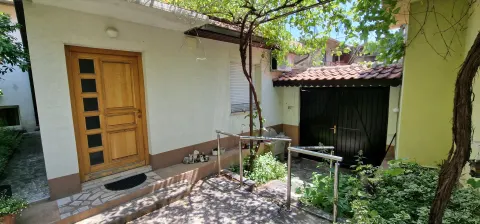 Dva stambena objekta u blizini Starog mosta
