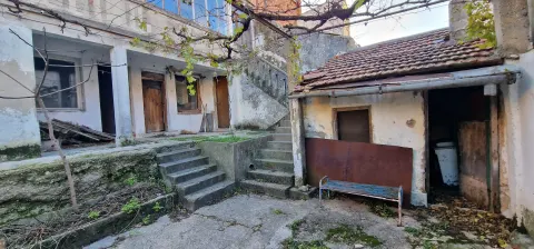 Parcela od 832m2 sa uknjiženom devastiranom kućom uz M17 - Brankovac