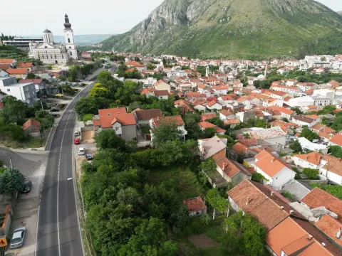 Parcela od 832m2 sa uknjiženom devastiranom kućom uz M17 - Brankovac