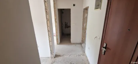Kuća sa tri zasebna stana i poslovnim prostorom