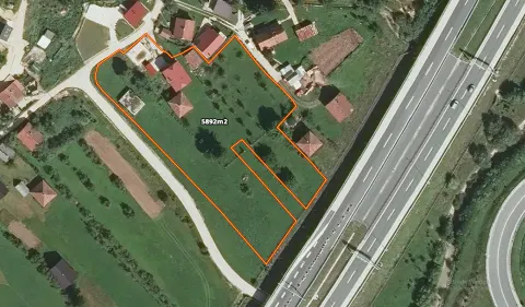 Izuzetna prilika u Tarčinu -  Veliko imanje sa više objekata!