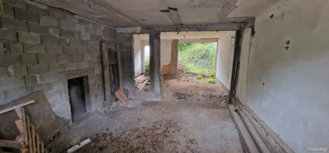 Kuća sa tri zasebna stana i poslovnim prostorom