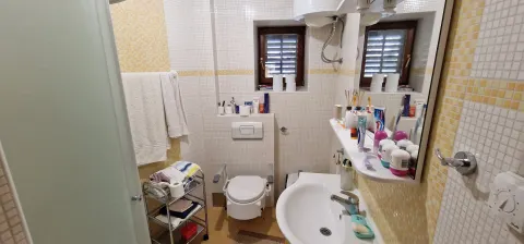 Dva stambena objekta u blizini Starog mosta