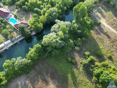10.000m2 uz rijeku Bunicu sa uknjiženim kućama