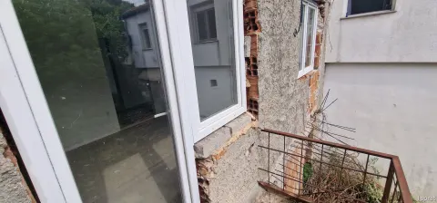 Kuća sa tri zasebna stana i poslovnim prostorom