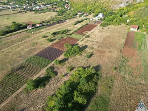 10.000m2 uz rijeku Bunicu sa uknjiženim kućama
