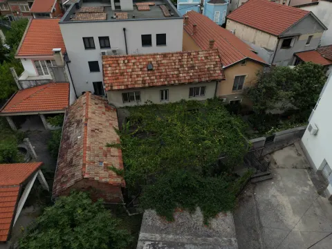 Prestižna lokacija u srcu grada - zemljište sa objektima i garažom