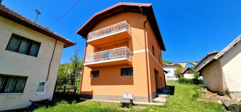 Izuzetna prilika u Tarčinu -  Veliko imanje sa više objekata!