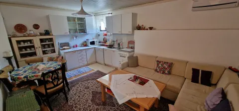 Dva stambena objekta u blizini Starog mosta