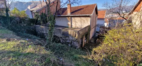 Parcela od 832m2 sa uknjiženom devastiranom kućom uz M17 - Brankovac