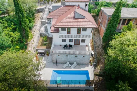 Predivna kuća sa bazenom i panoramskim pogledom na Stolac, u blizini starog grada Vidoški