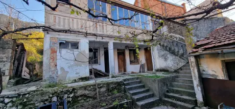 Parcela od 832m2 sa uknjiženom devastiranom kućom uz M17 - Brankovac