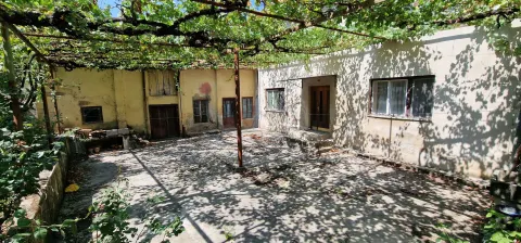 Prestižna lokacija u srcu grada - zemljište sa objektima i garažom