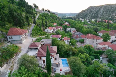 Predivna kuća sa bazenom i panoramskim pogledom na Stolac, u blizini starog grada Vidoški