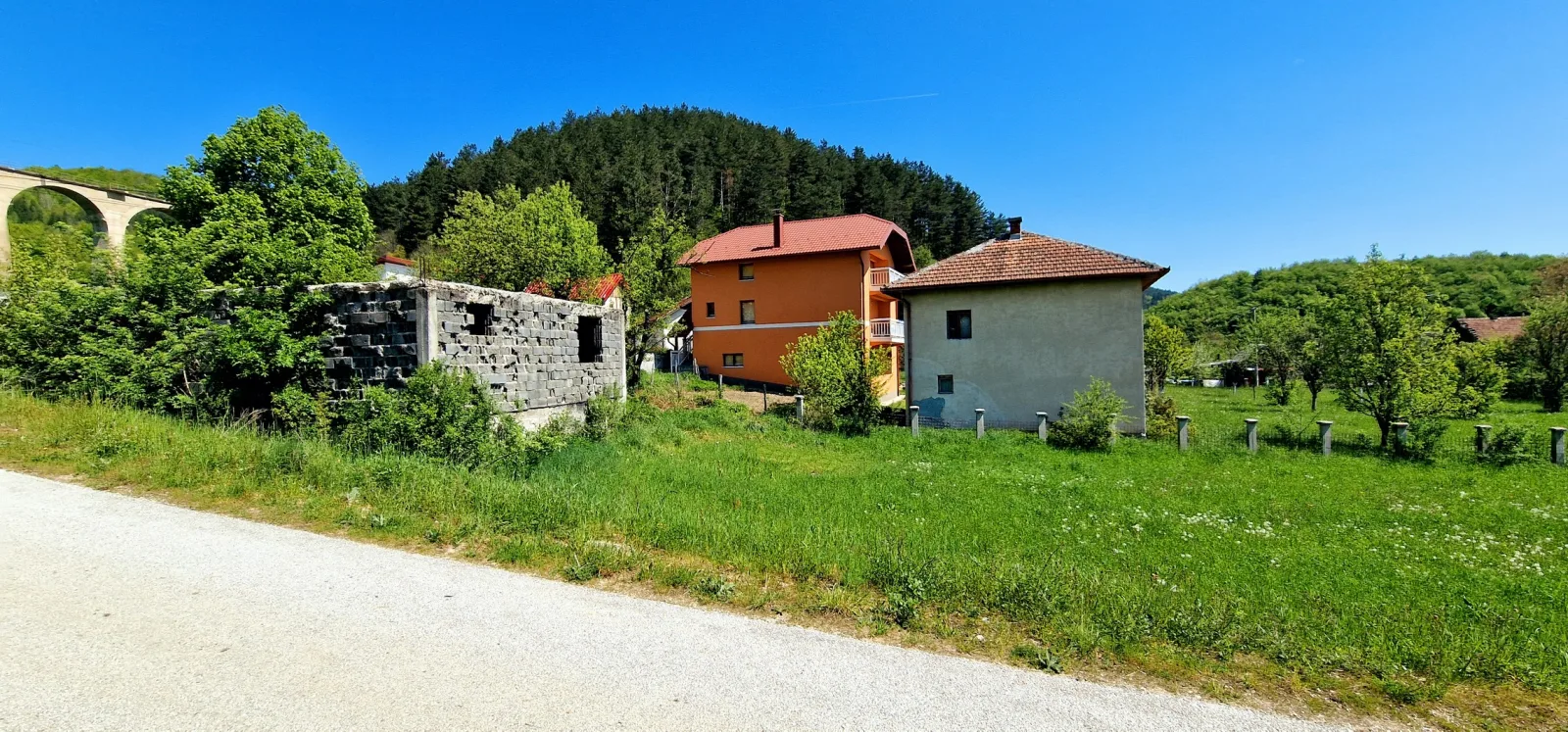 Izuzetna prilika u Tarčinu - Veliko imanje sa više objekata!