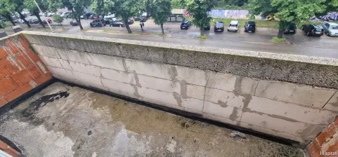 Kuća sa tri zasebna stana i poslovnim prostorom