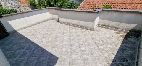 Dva stambena objekta u blizini Starog mosta
